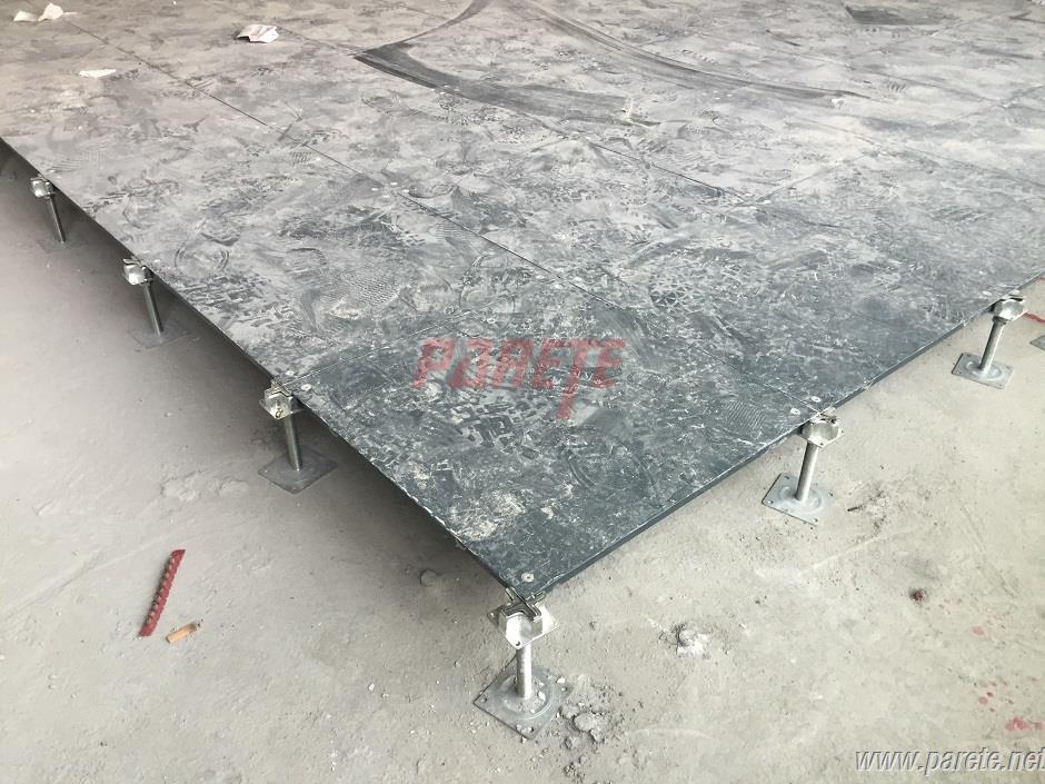 Steel raised floor with independent support